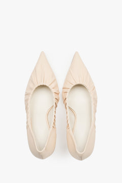 Paar hellbeige High Heels von Guglielmo Rotta von oben
