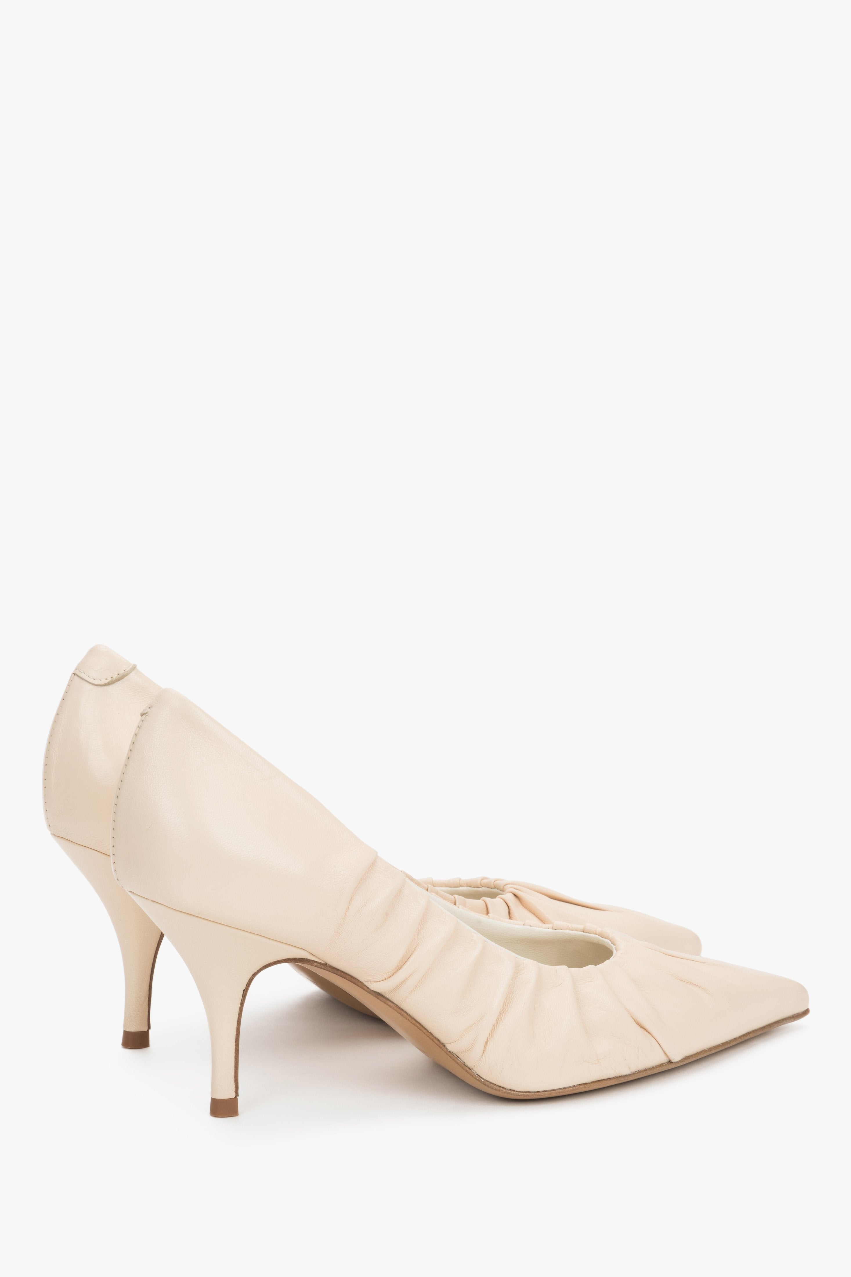 Schräge Ansicht der hellbeigen High Heels aus Premium-Leder