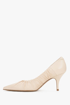Hellbeige Leder-High-Heels mit Stilettoabsatz und besonderem Detail