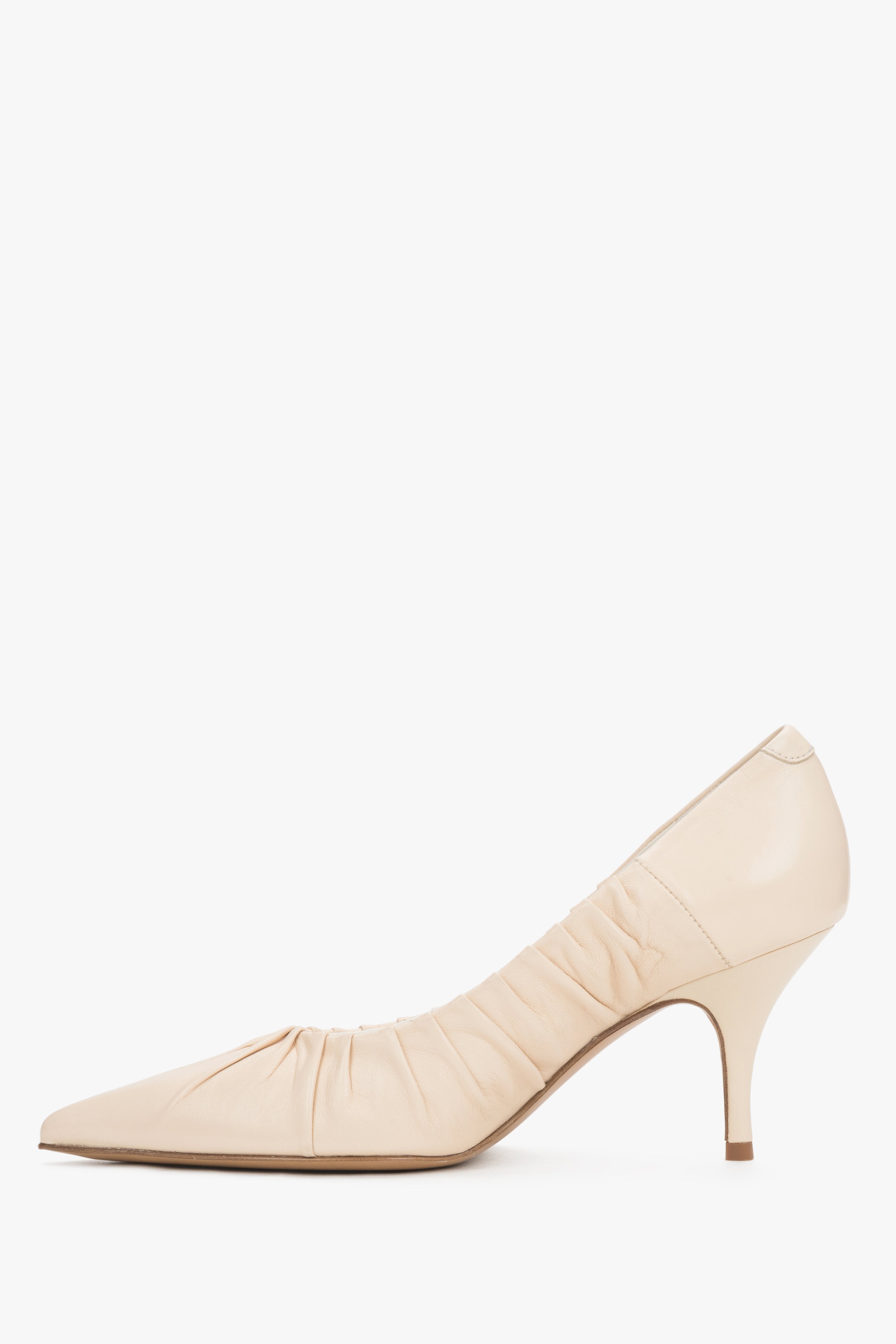 Hellbeige Leder-High-Heels mit Stilettoabsatz und besonderem Detail