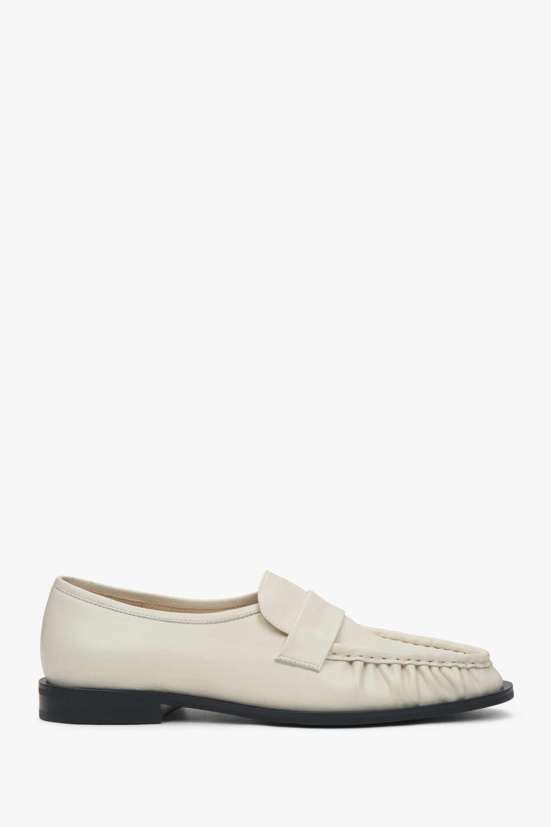Hellbeige Lederloafer für Damen mit dekorativer Raffung Estro ER00117191.