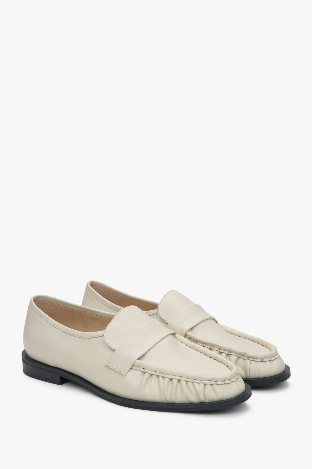 Stilvolle Damen-Loafer in Hellbeige von Estro aus hochwertigem Naturleder mit dekorativer Raffung.