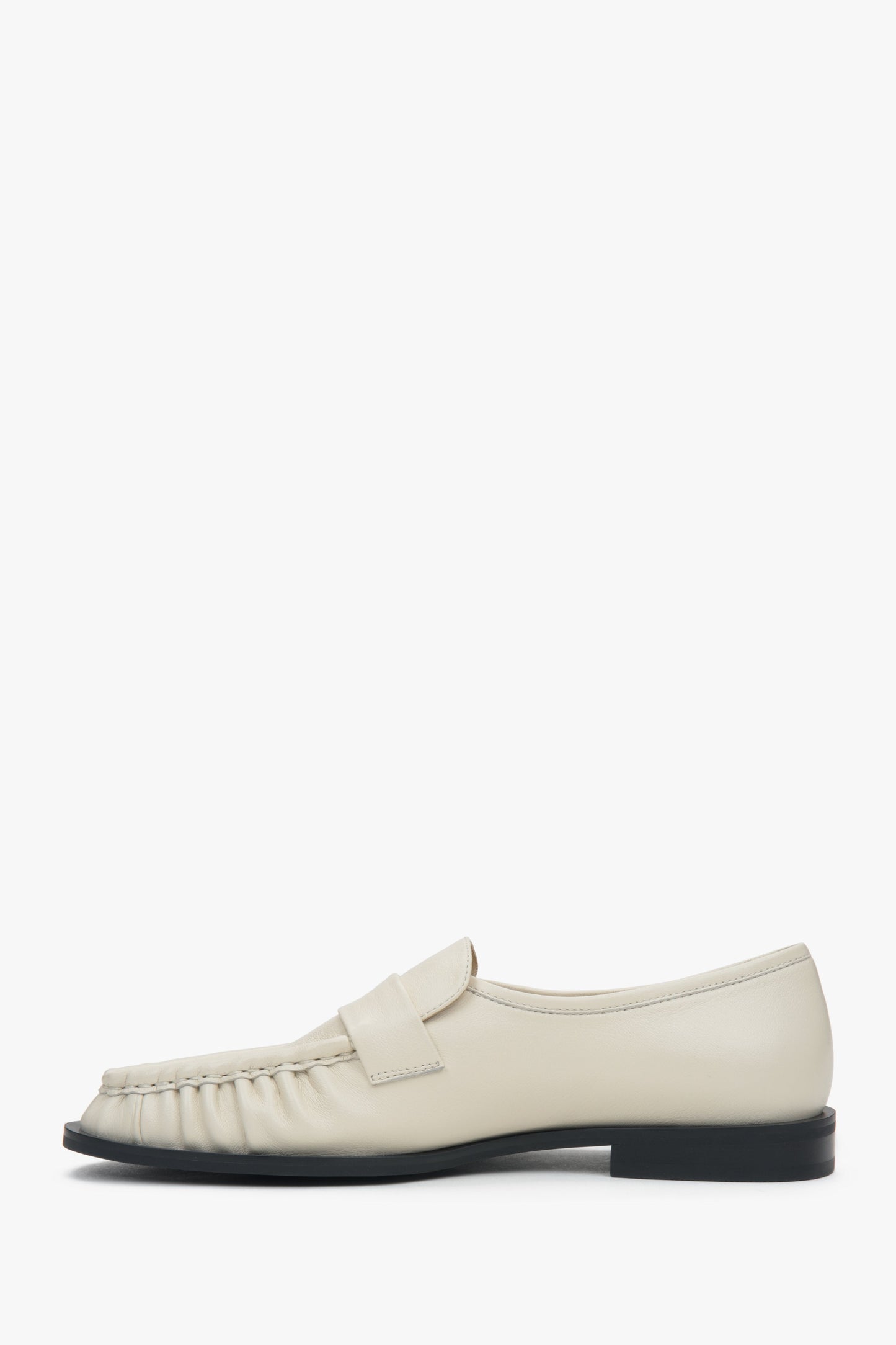 Komfortable Damen-Loafer in Hellbeige von Estro aus Naturleder, die klassisches Design mit einer dezenten Raffung verbinden.