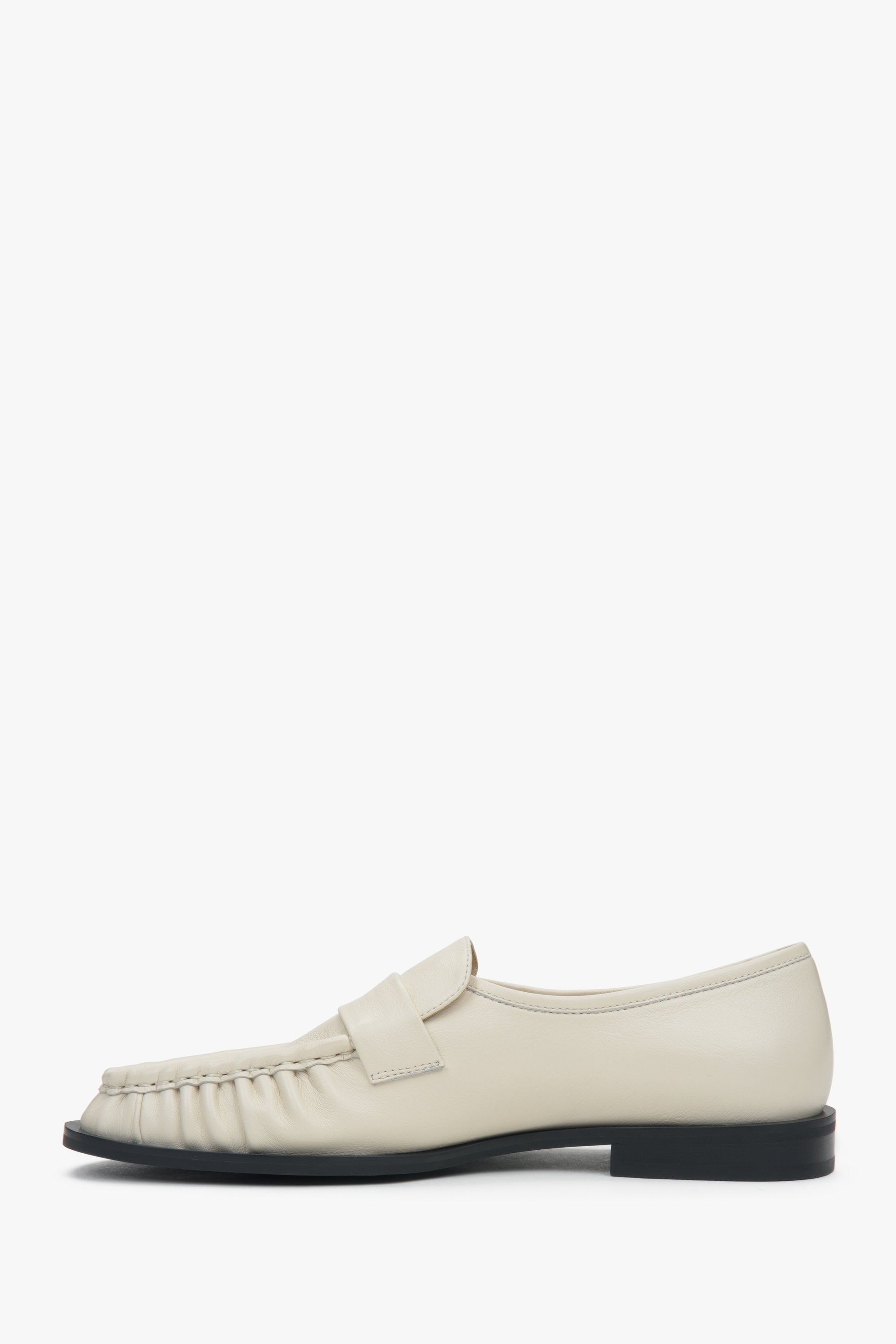 Komfortable Damen-Loafer in Hellbeige von Estro aus Naturleder, die klassisches Design mit einer dezenten Raffung verbinden.