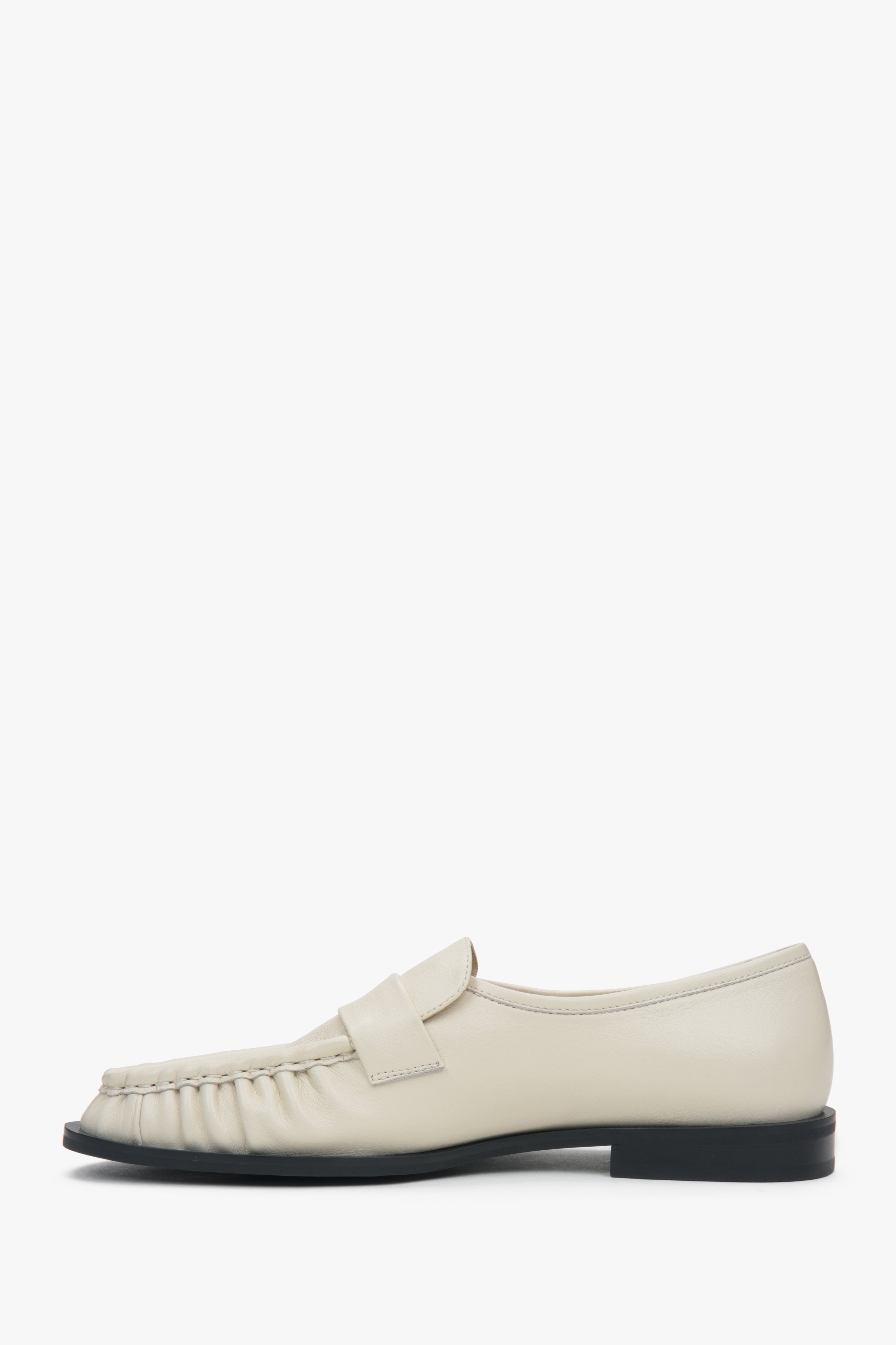 Komfortable Damen-Loafer in Hellbeige von Estro aus Naturleder, die klassisches Design mit einer dezenten Raffung verbinden.