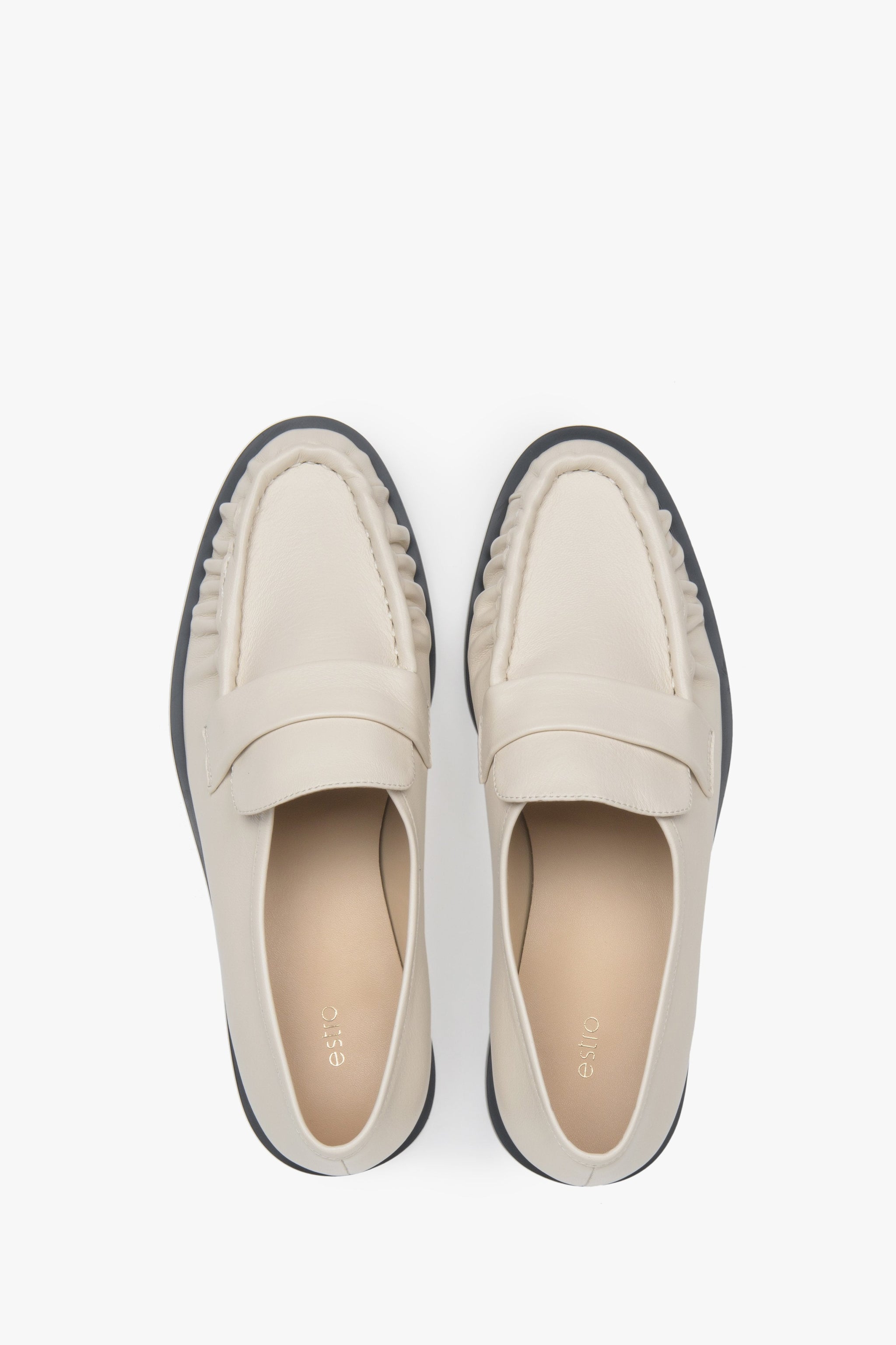 Vielseitige Damen-Loafer in Hellbeige von Estro aus Naturleder mit dekorativer Raffung.