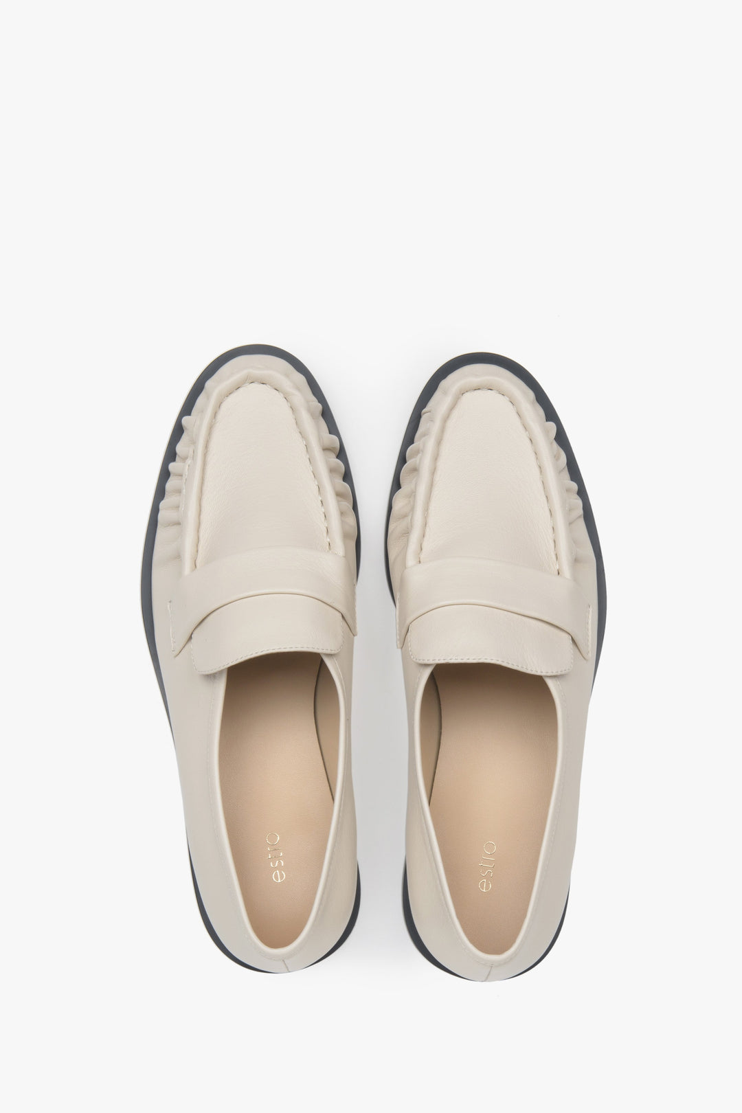 Vielseitige Damen-Loafer in Hellbeige von Estro aus Naturleder mit dekorativer Raffung.