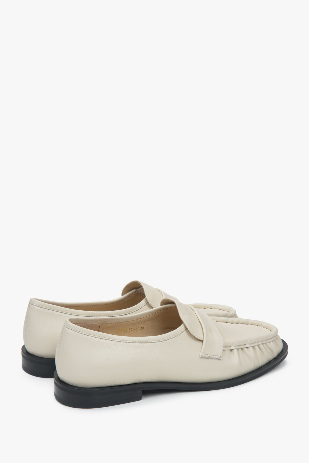 Damen-Loafer in Hellbeige von Estro aus Naturleder mit dekorativer Raffung.