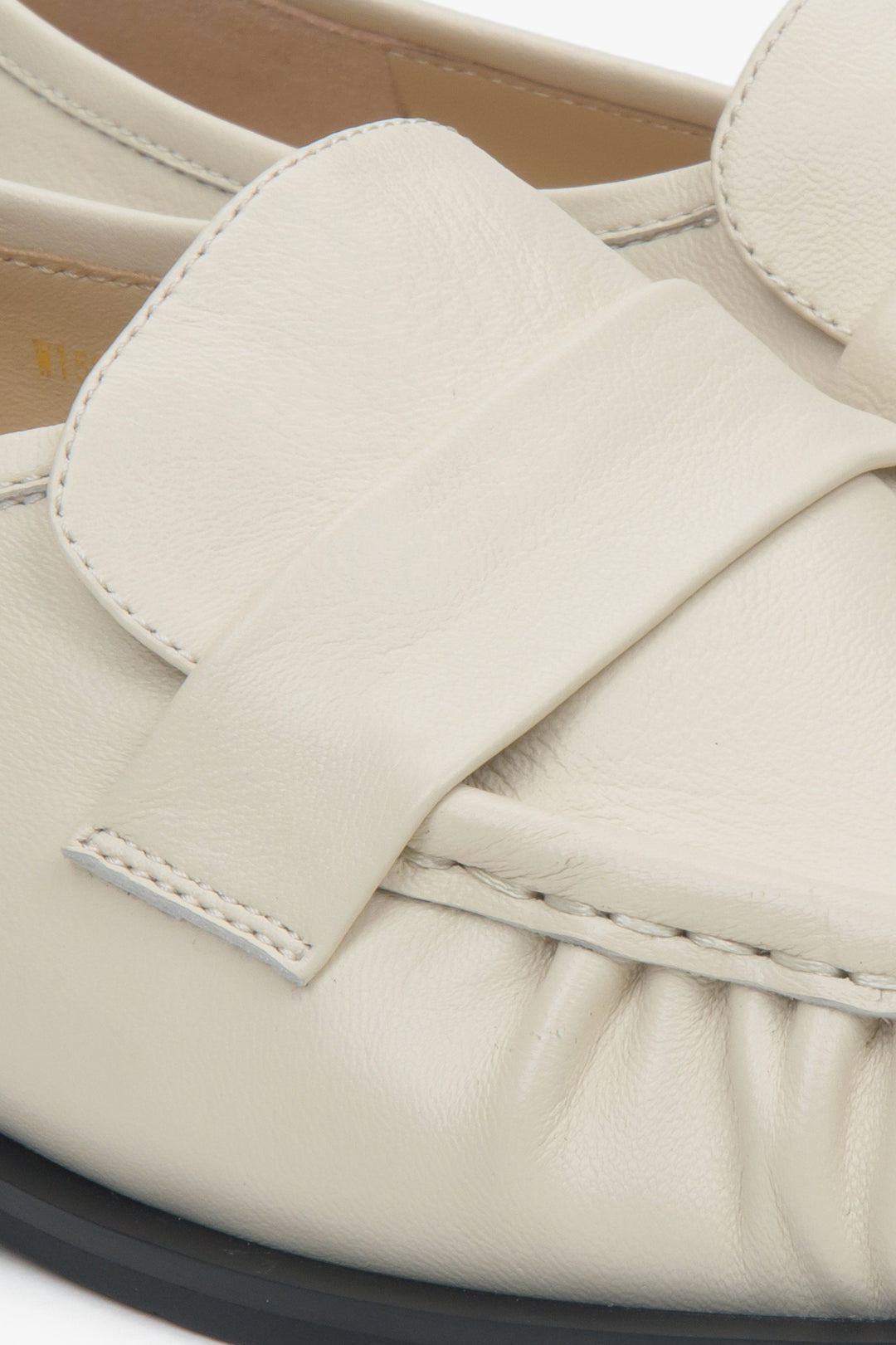 Estro Loafer hellbeige Leder – Detailansicht.