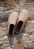 Damen Pantoletten in hellem Beige mit geschlossener Zehenpartie aus natürlichem Veloursleder Estro ER00117374.