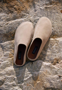 Damen Pantoletten in hellem Beige mit geschlossener Zehenpartie aus natürlichem Veloursleder Estro ER00117374.
