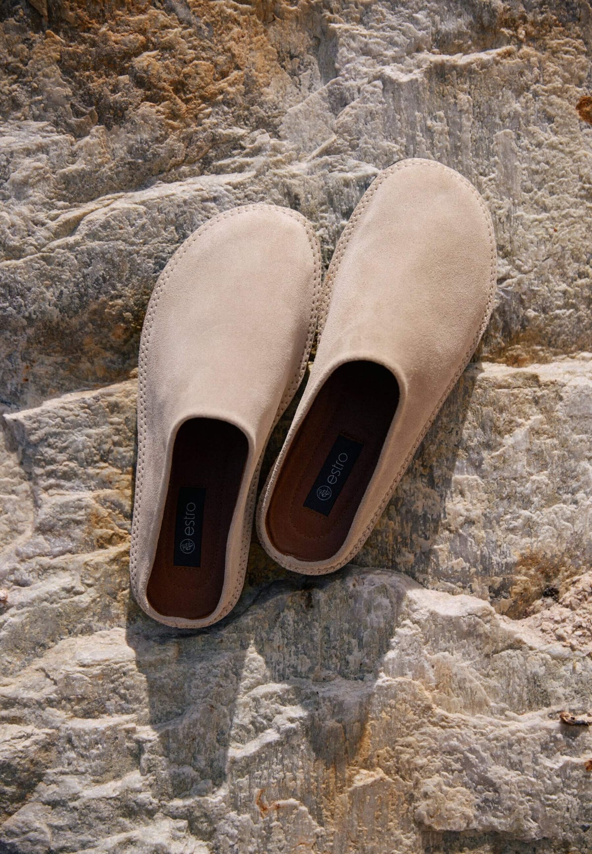 Damen Pantoletten in hellem Beige mit geschlossener Zehenpartie aus natürlichem Veloursleder Estro ER00117374.