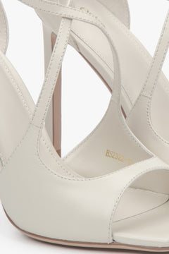 Hochwertige hellbeige Damen-Schuhe mit Absatz und femininem Riemchen-Design.