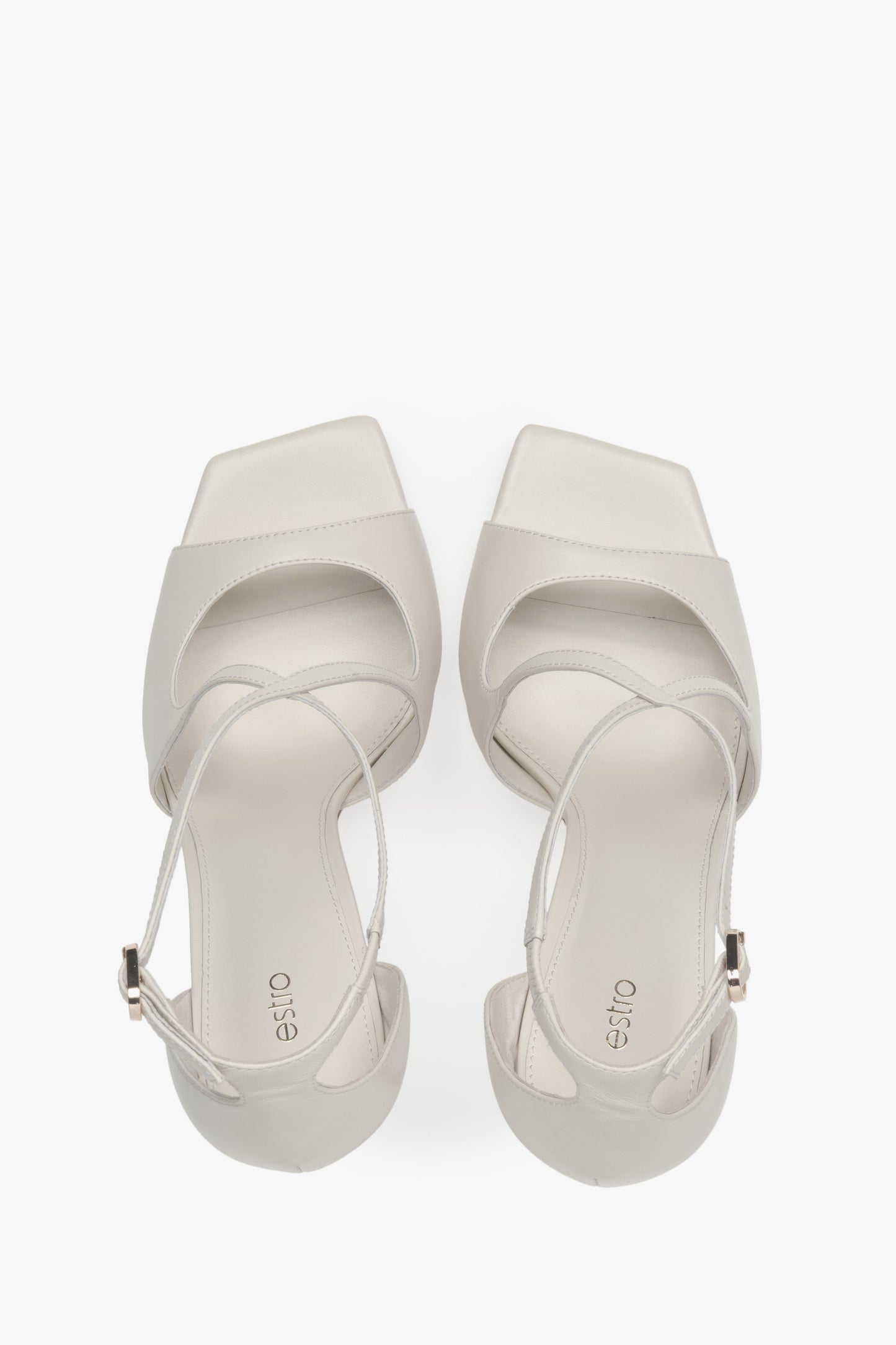 Elegante hellbeige High Heels mit filigranen Riemchen für festliche Anlässe.