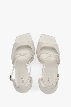 Elegante hellbeige High Heels mit filigranen Riemchen für festliche Anlässe.