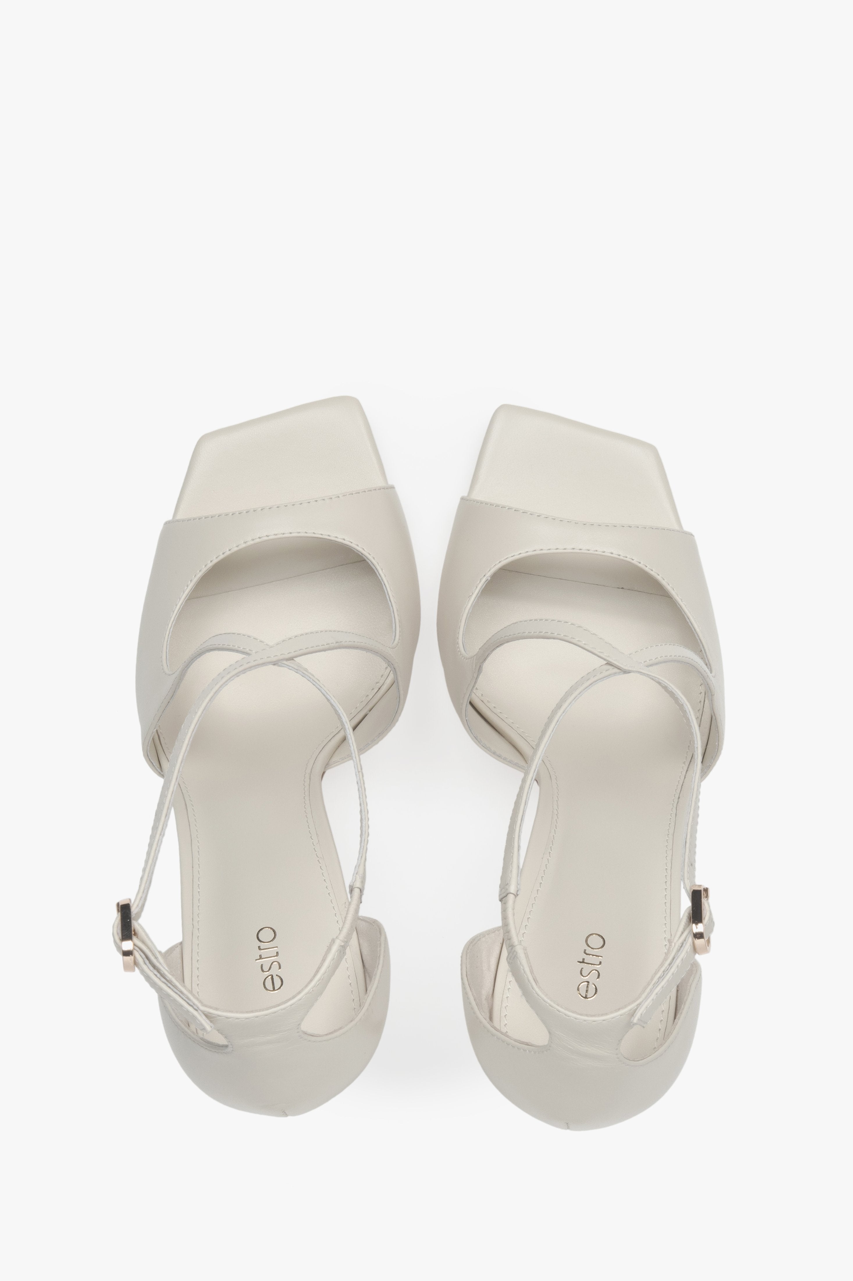 Elegante hellbeige High Heels mit filigranen Riemchen für festliche Anlässe.