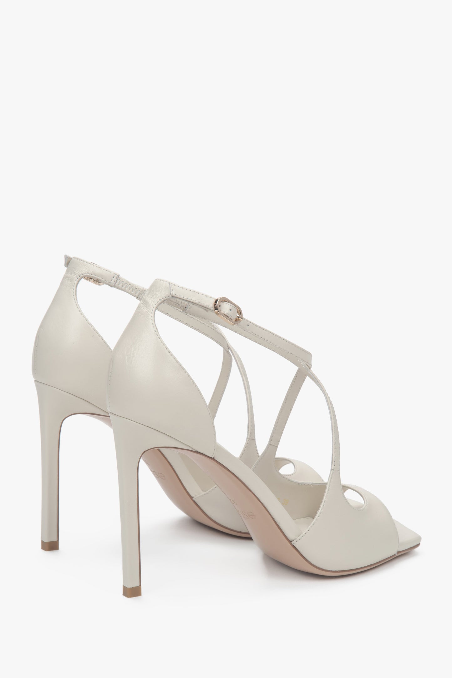 Seitenansicht der hellbeigen Estro Sandaletten mit hohem Pfennigabsatz.