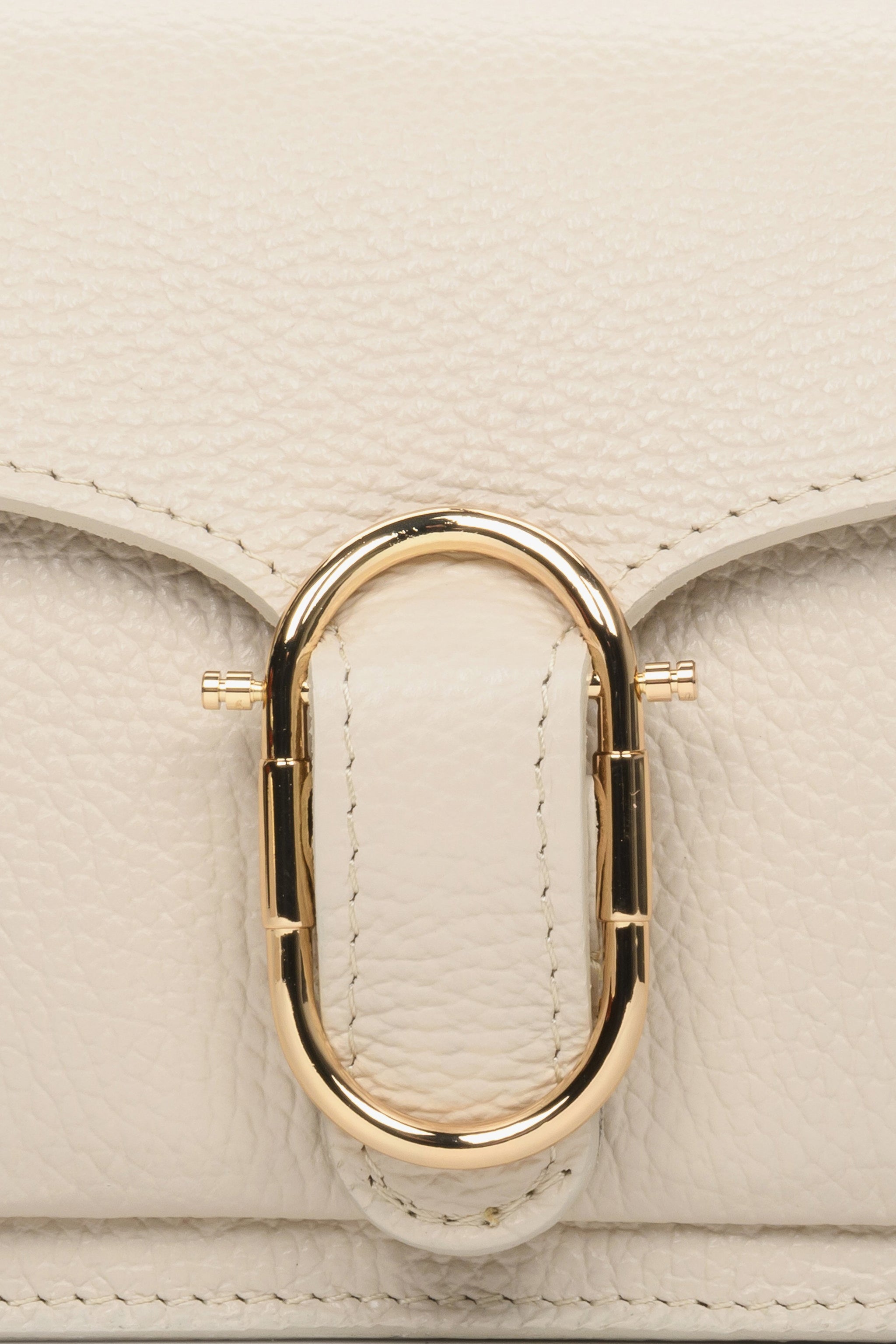 Hochwertige Schultertasche, gefertigt aus weichem Premium-Echtleder aus Italien.