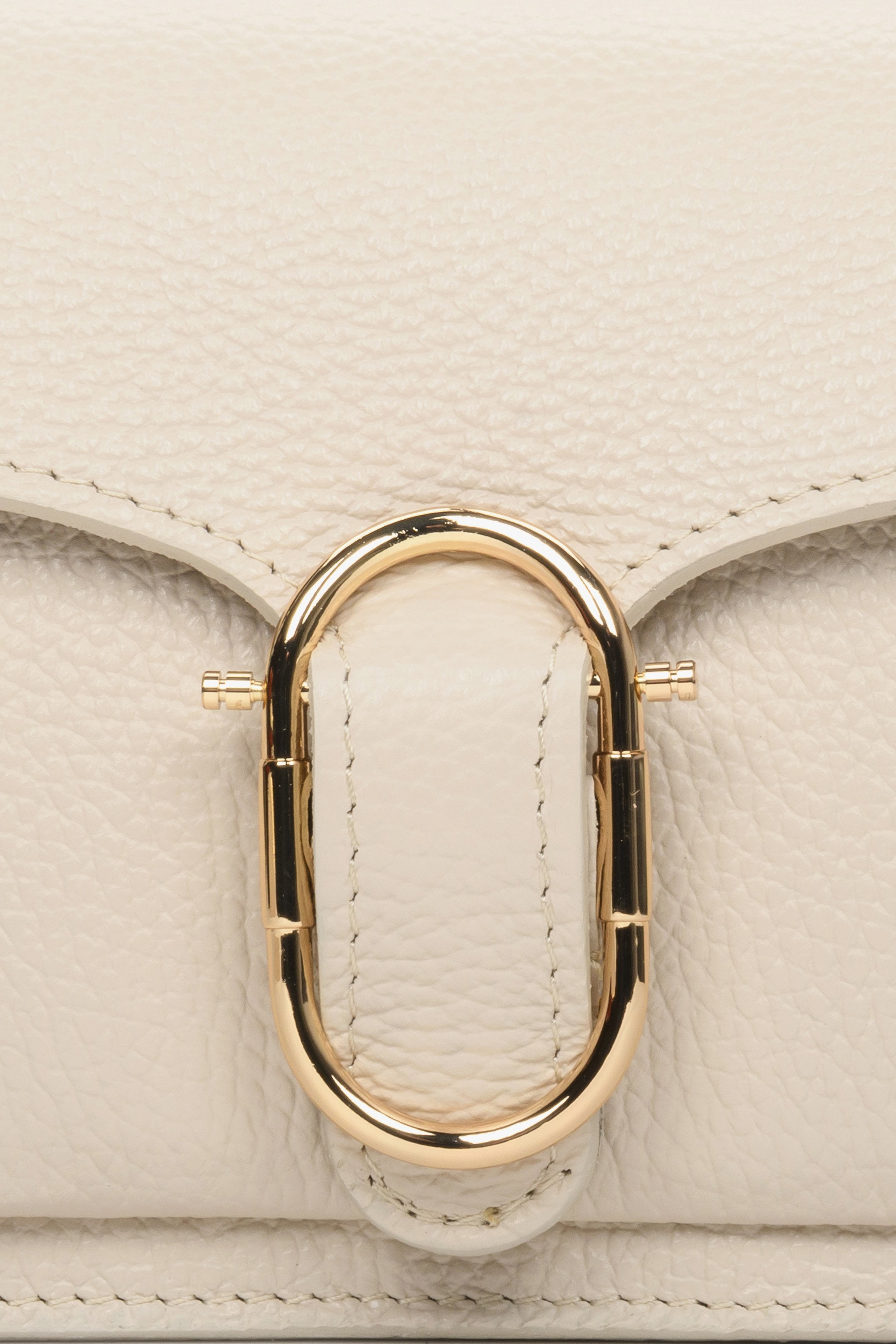 Hochwertige Schultertasche, gefertigt aus weichem Premium-Echtleder aus Italien.
