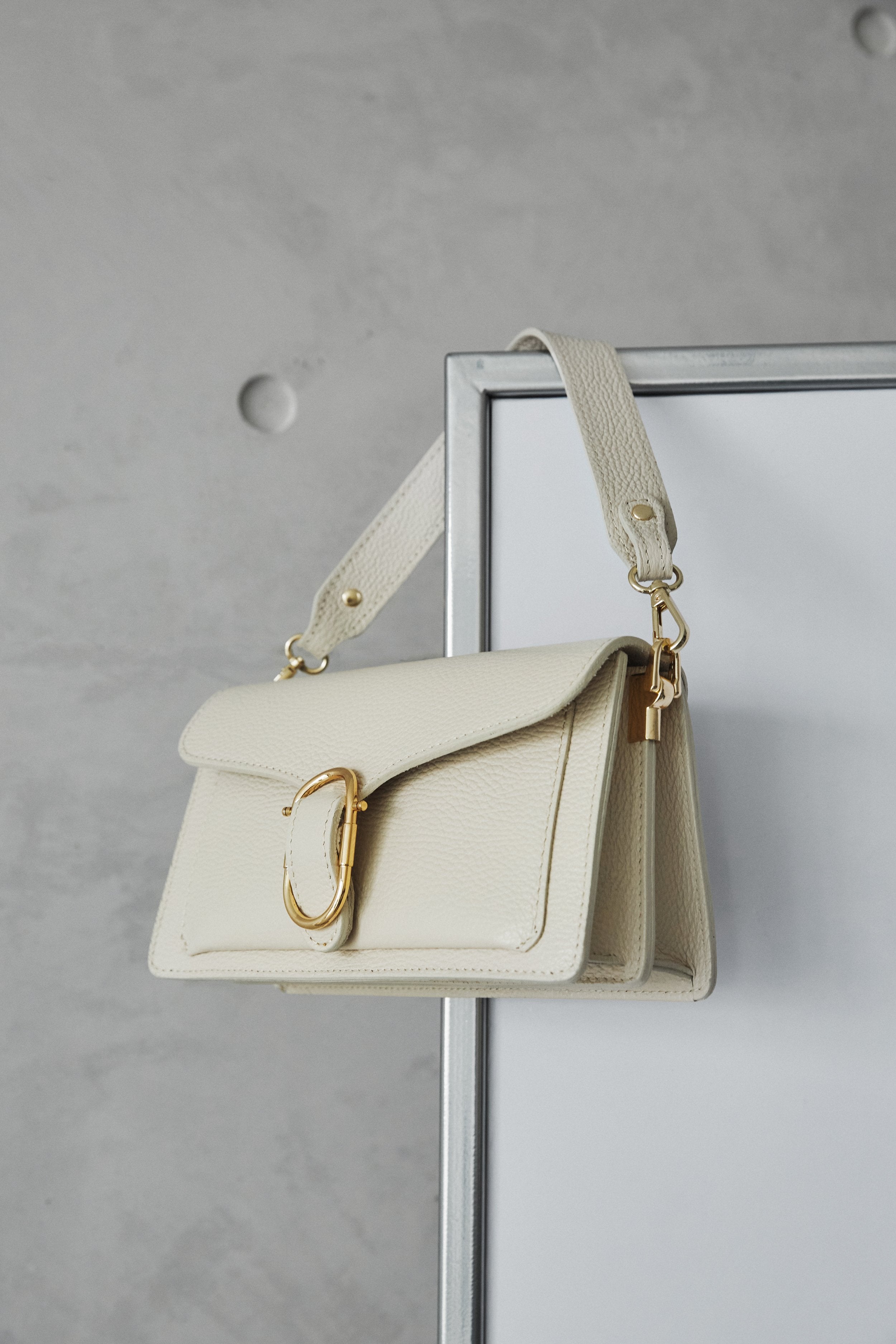 Ein Hauch von Luxus aus Italien: Hellbeige Schultertasche aus edlem Echtleder.