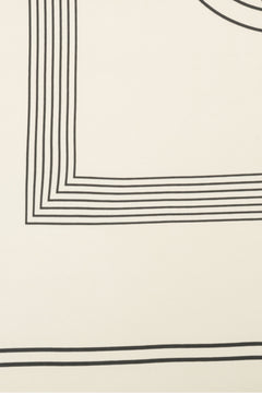 Nahaufnahme des dezenten geometrischen Musters und der schwarzen Linien auf dem hellbeigen Stoff 