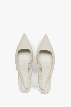 Seitliche Ansicht von beigen Slingback-Pumps mit Absatz Estro ER00116973