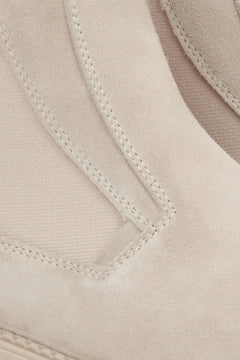 Stylische Damen-Chelsea-Boots in Hellbeige aus echtem italienischem Velours von Estro – Detailansicht.