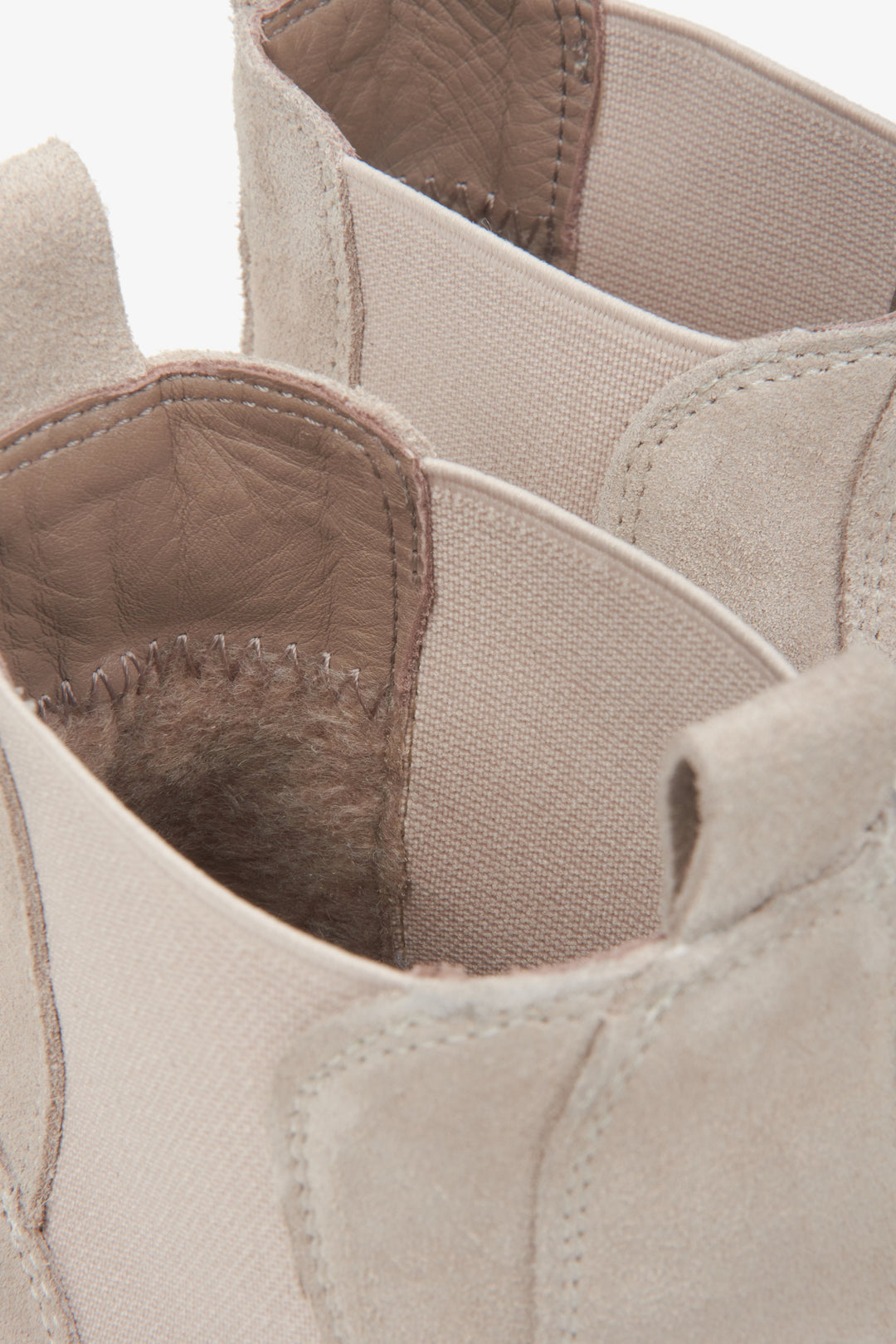 Elegante Damen-Chelsea-Boots in Hellbeige aus echtem italienischem Velours von Estro – Nahaufnahme der weichen Polsterung.