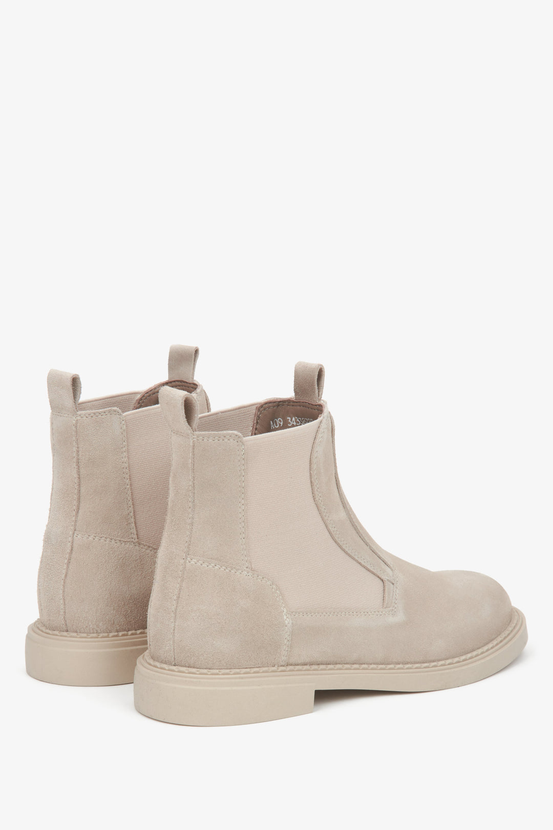 Damen-Chelsea-Boots aus echtem italienischem Velours in Hellbeige von Estro – Nahaufnahme des Schuhschafts.