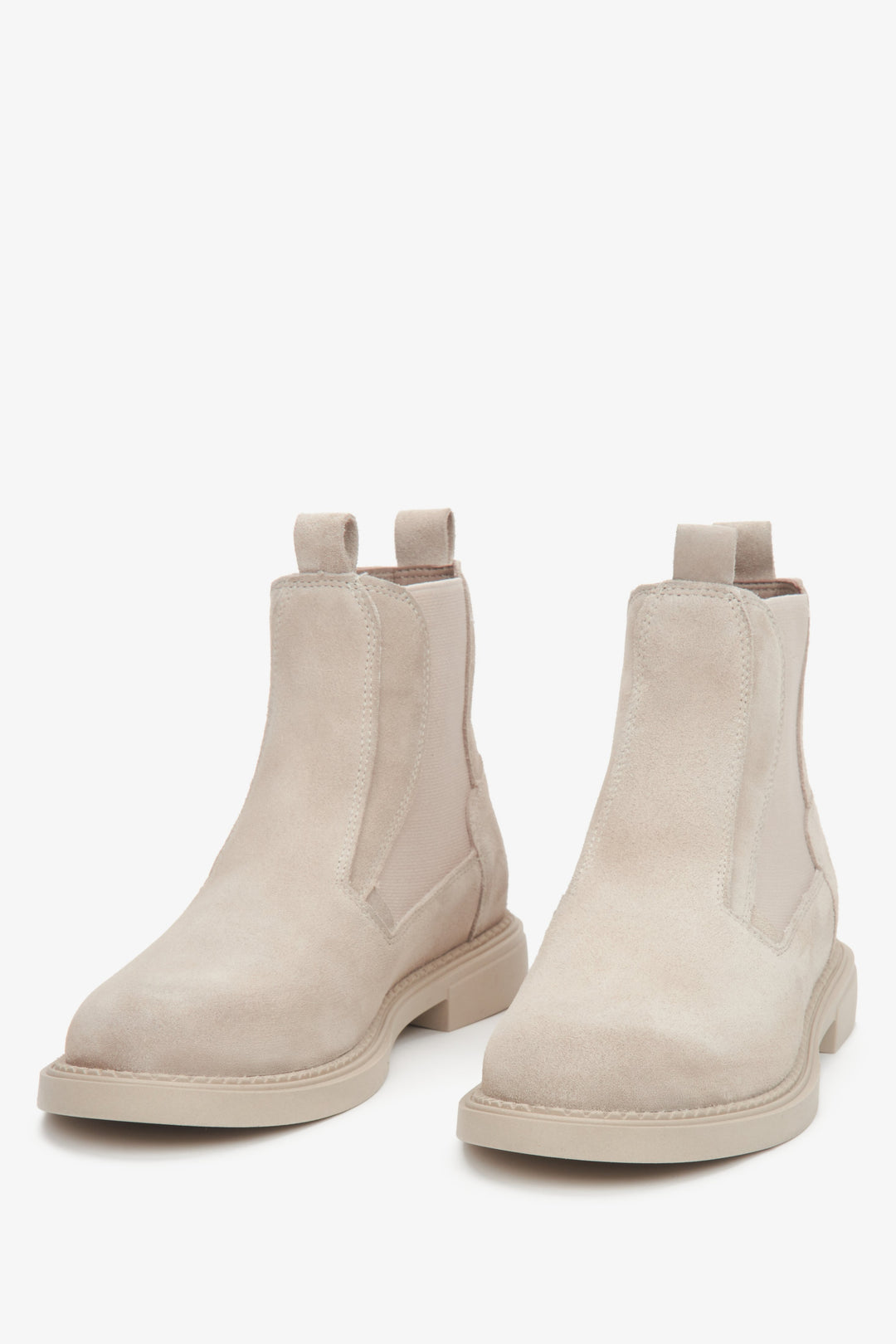 Hellbeige Damen-Chelsea-Boots von Estro aus echtem italienischem Velours – Nahaufnahme des Schuhspitzensbereichs.
