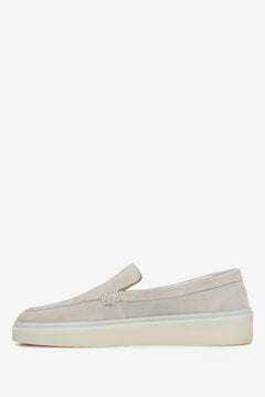 Hellbeige Velours-Damenmokassins von Estro – Schuhprofil.
