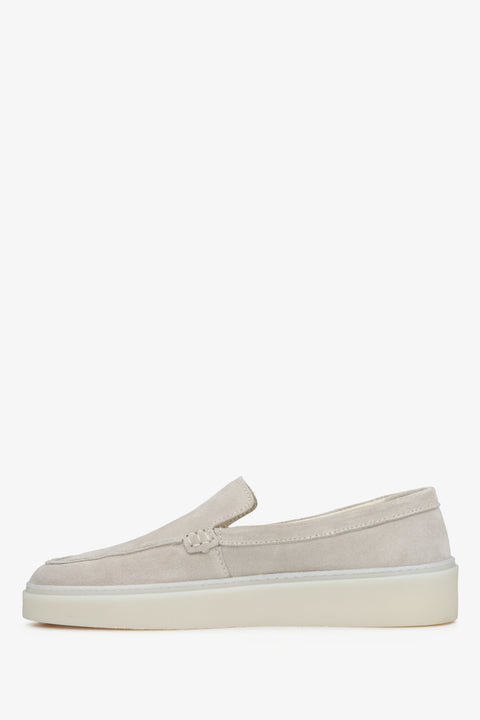 Hellbeige Velours-Damenmokassins von Estro – Schuhprofil.