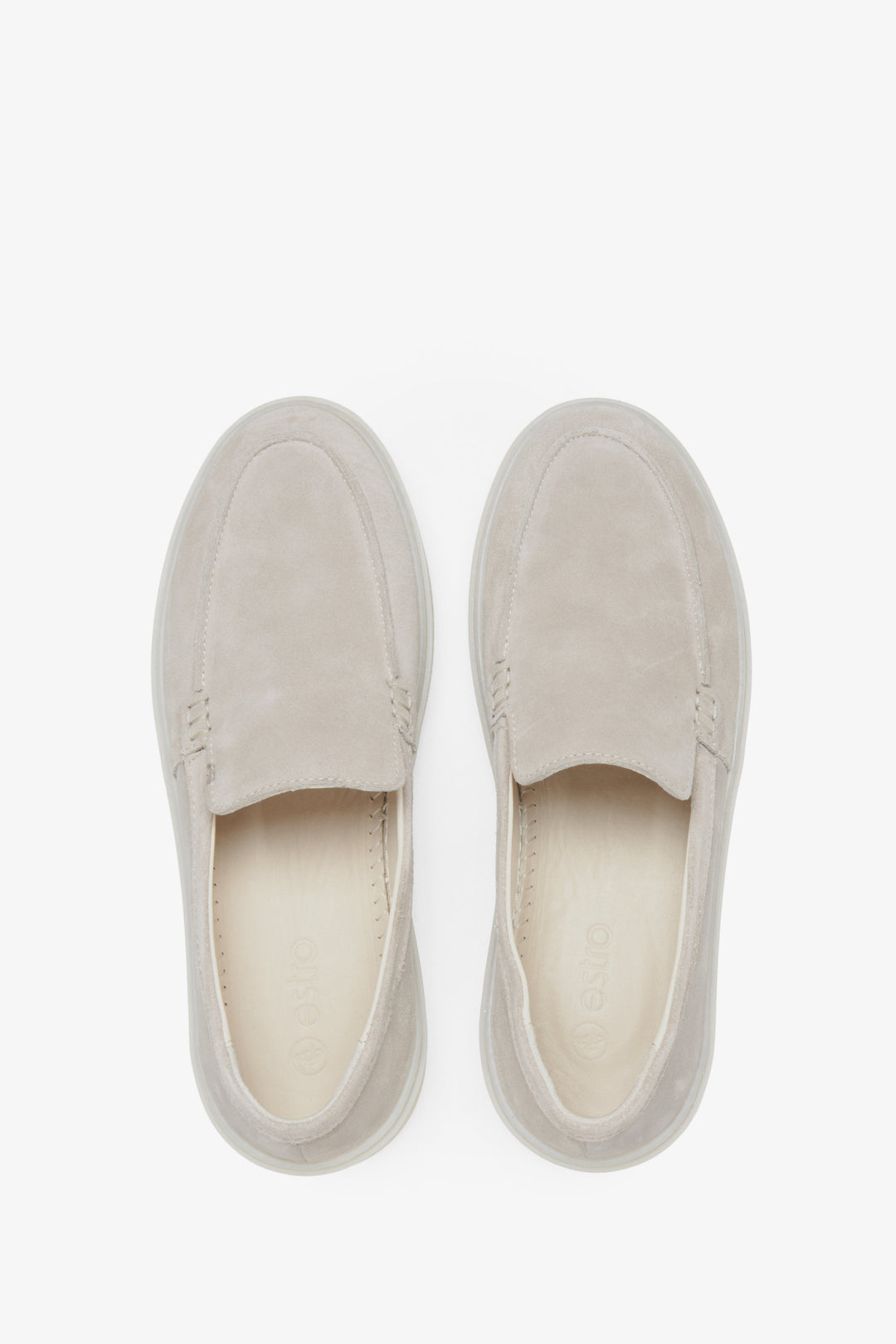 Damen hellbeige Mokassins aus echtem Velours von Estro – Draufsicht des Modells.