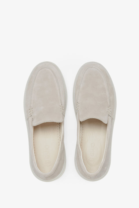 Damen hellbeige Mokassins aus echtem Velours von Estro – Draufsicht des Modells.