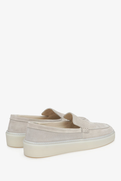 Velours-Hellbeige-Mokassins von Estro – Nahaufnahme der Ferse und Seitenlinie der Schuhe.