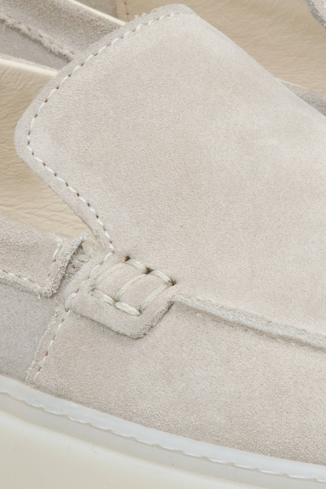 Hellbeige Velours-Mokassins für Damen von Estro – Nahaufnahme der Details.