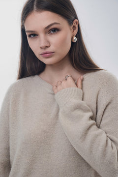 Nahaufnahme des Models zur Veranschaulichung der eleganten Strickstruktur und Passform 