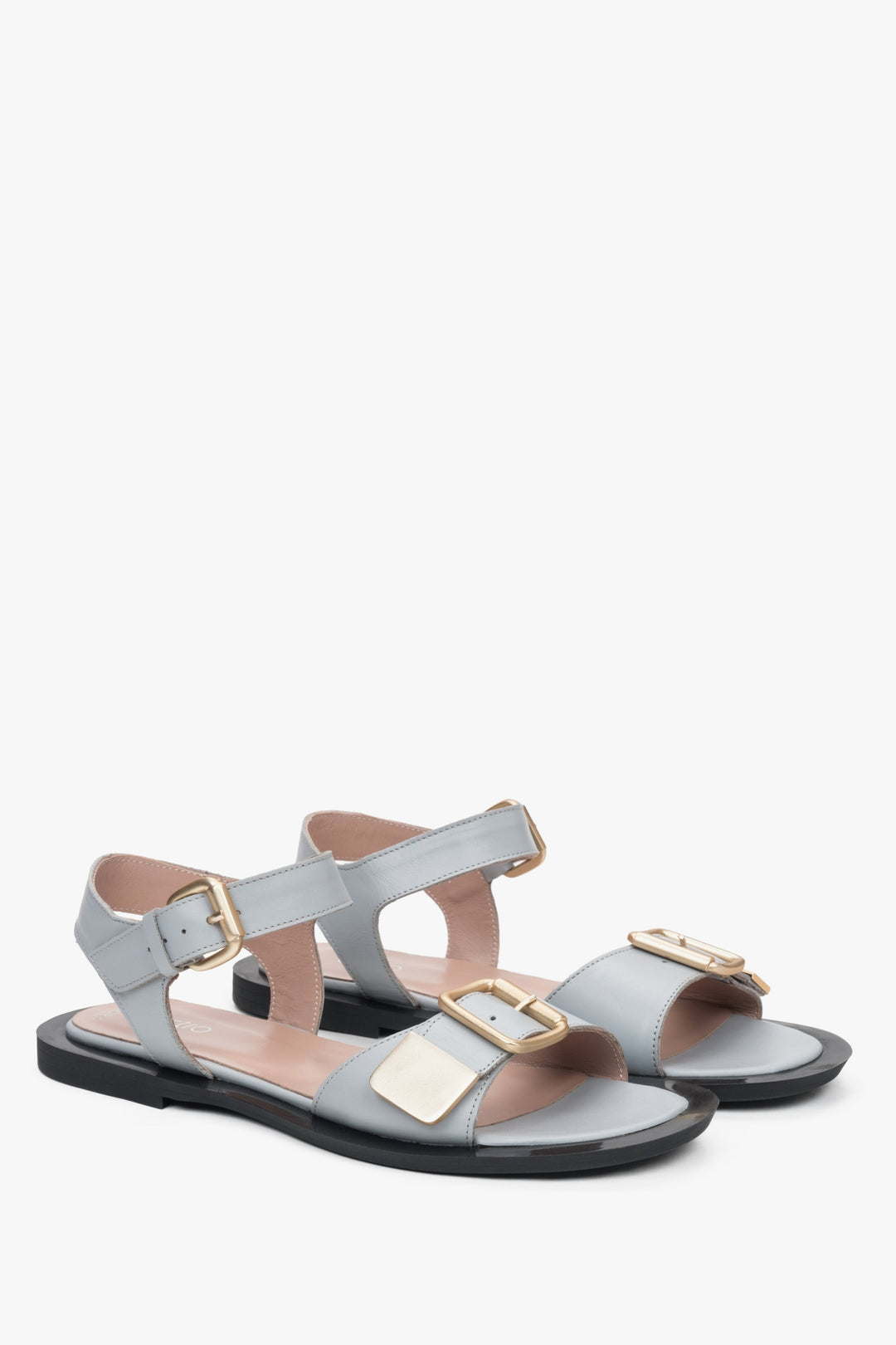 Hellblaue Damen-Ledersandalen von Estro mit flachem Absatz für optimalen Komfort.
