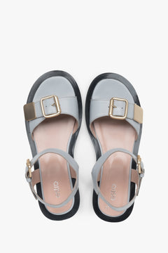 Elegante und stilvolle Damen-Sandalen von Estro in Hellblau, Modell ER00117384, aus Leder gefertigt.