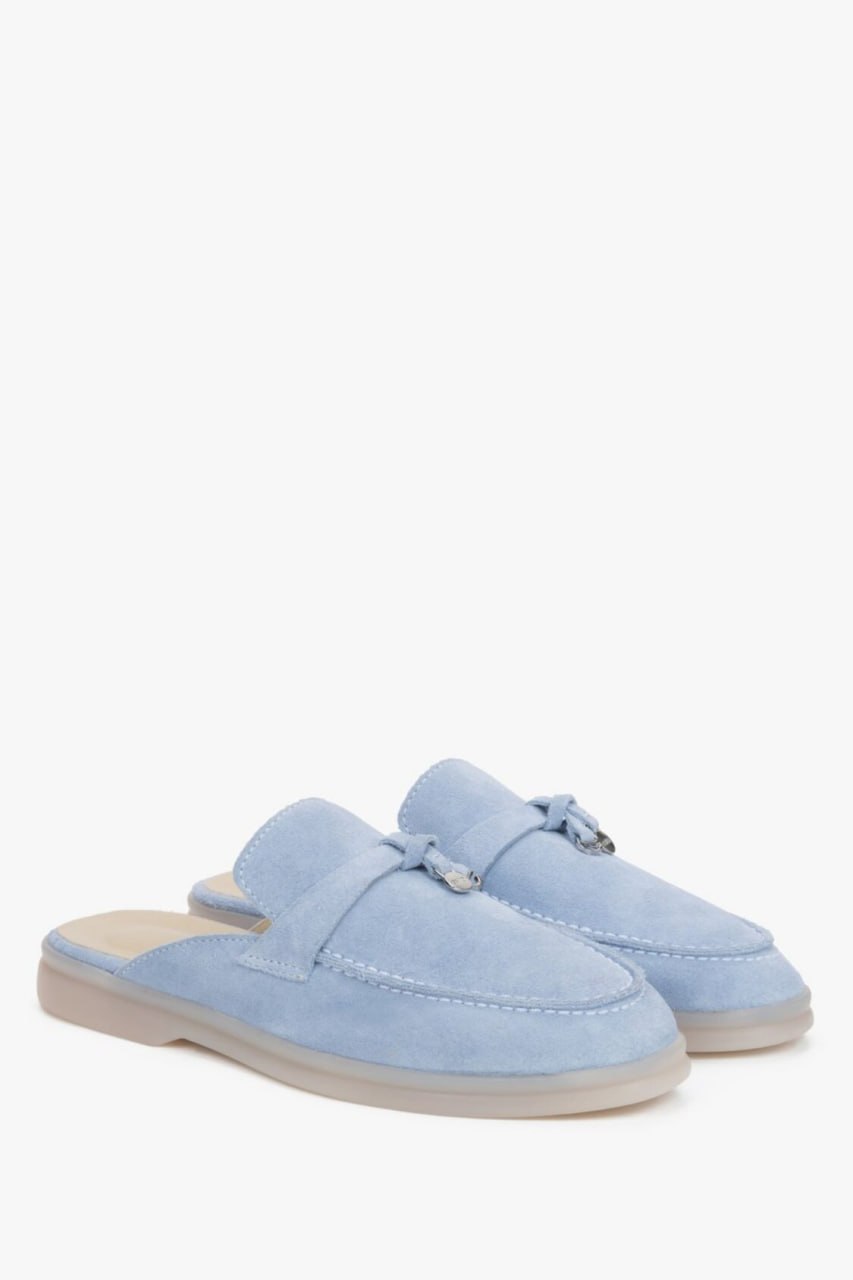 Flache seitliche Ansicht der blauen Pantoletten für Damen.
