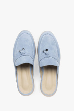 Draufsicht auf das Paar hellblauer Damen-Mules aus Veloursleder z Quasten-Details.