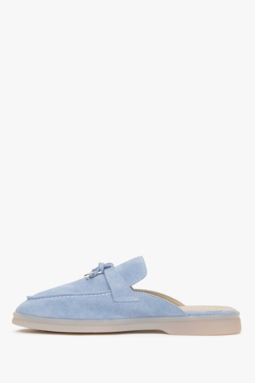 Einzelne hellblaue Damen-Loafer-Mule aus Veloursleder, flach liegend.