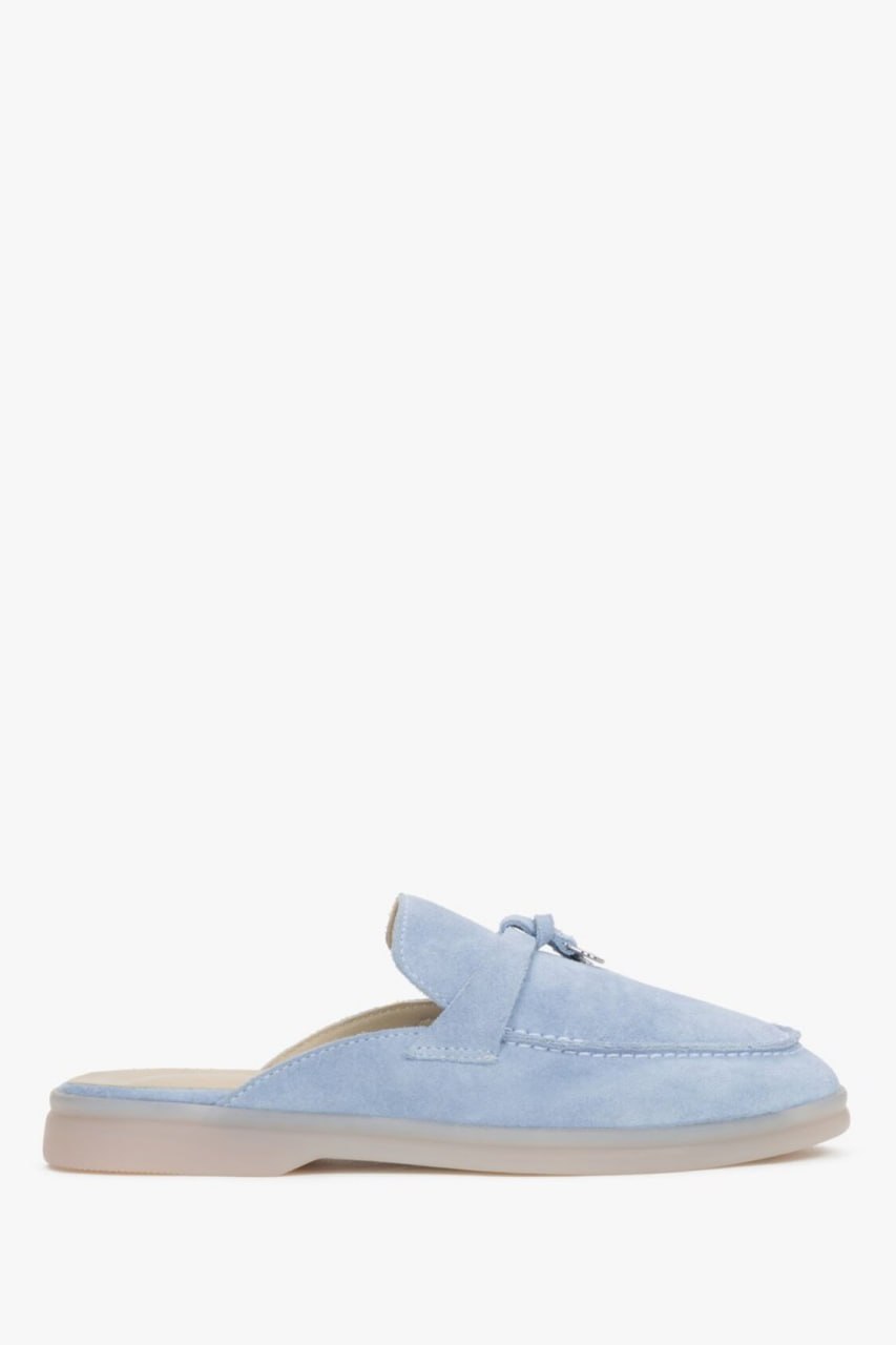 Seitenprofil einer hellblauen Damen-Mule aus Veloursleder.