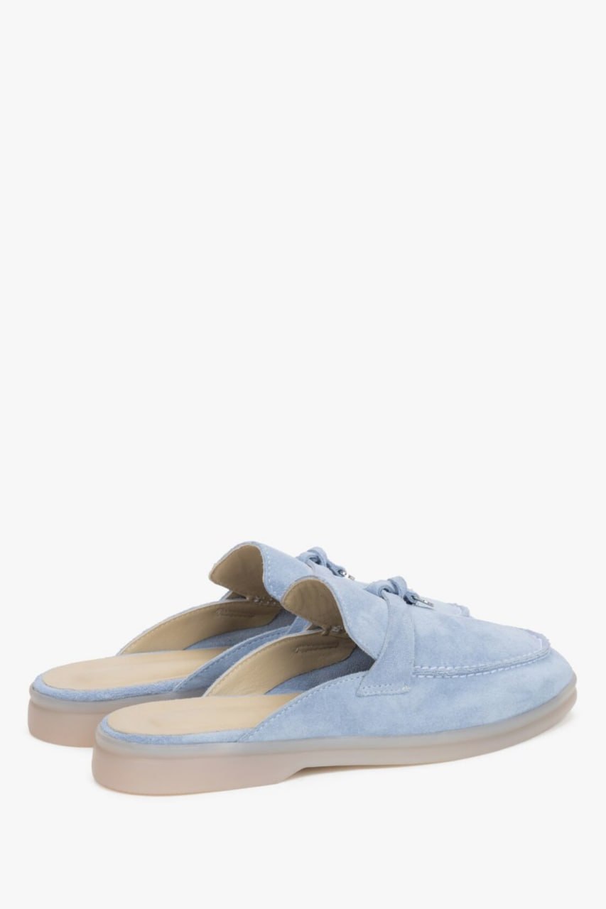 Rückansicht auf das Paar hellblauer Damen-Loafer-Mules aus Veloursleder z Quasten-Details.