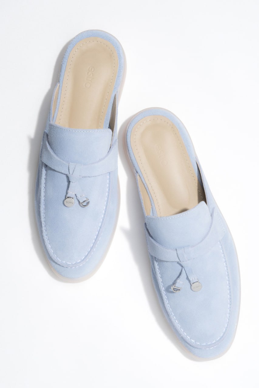 Elegante Damen-Mules mit dekorativer Zierquaste in Hellblau.