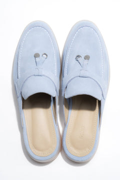 Hellblaue Velours-Mules in der Draufsicht – ideal für schmale Füße.