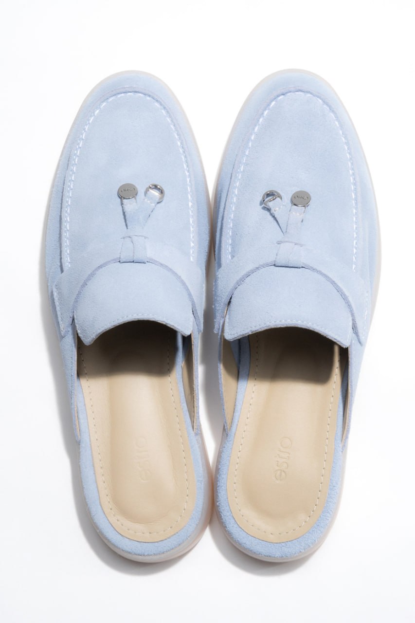 Hellblaue Velours-Mules in der Draufsicht – ideal für schmale Füße.