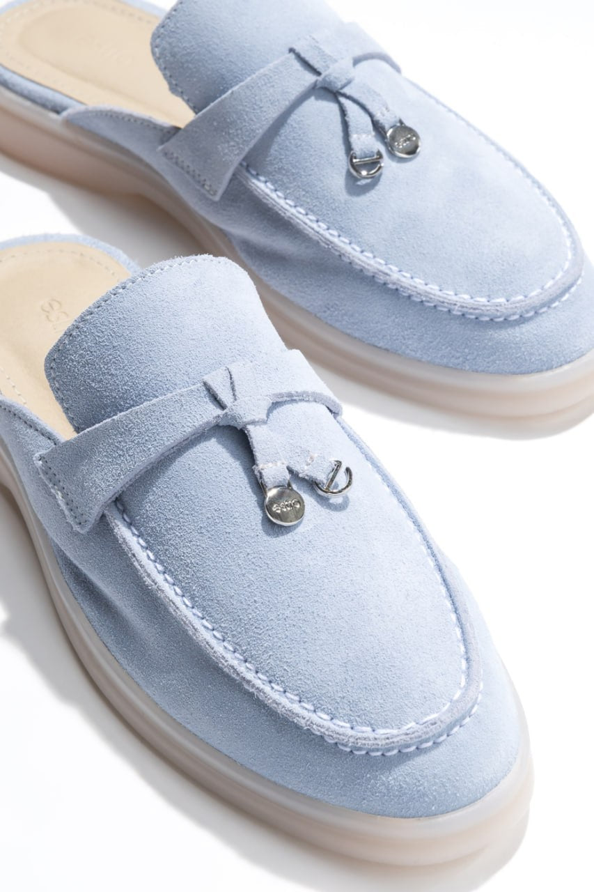 Stilvolle hellblaue Pantoletten für Damen im eleganten Look.