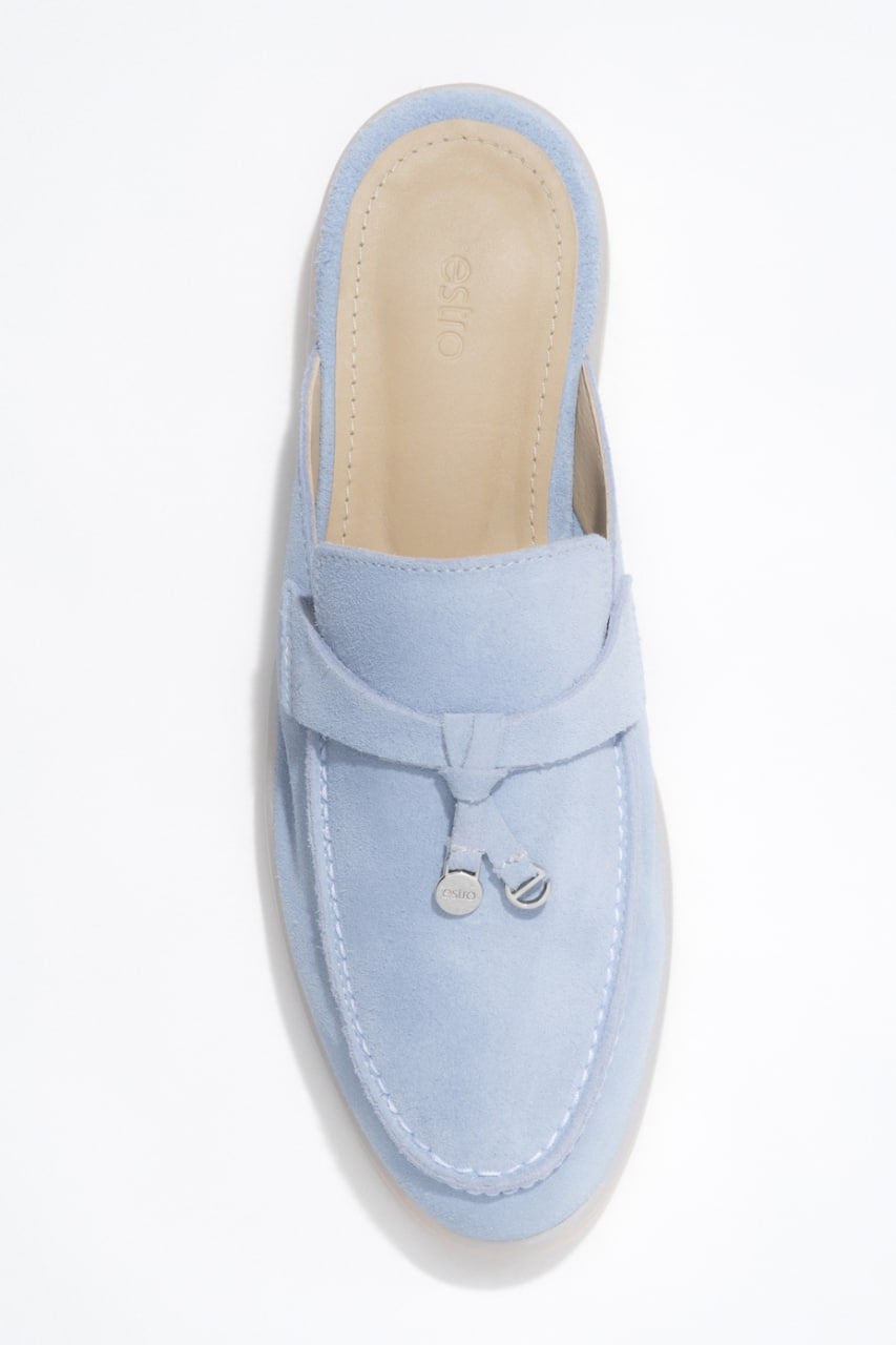 Nahaufnahme der feinen Lederstruktur und Verarbeitung der blauen Mules.