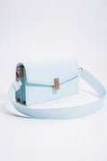 Frontalansicht der hellblauen Damen-Schultertasche aus echtem Leder mit Riemen.